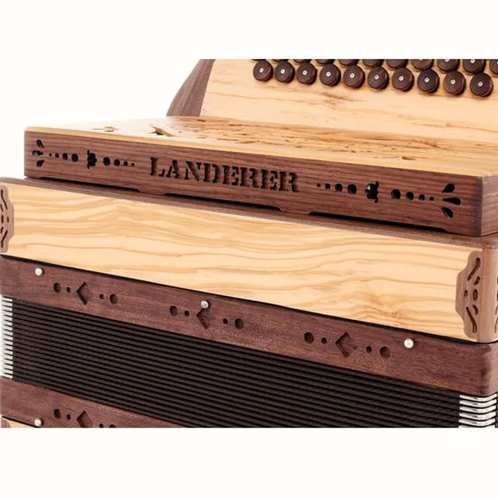 Avis de musicien : L’accordéon Landerer De Luxe Olive Bb/Eb/Ab/Db au banc d’essai