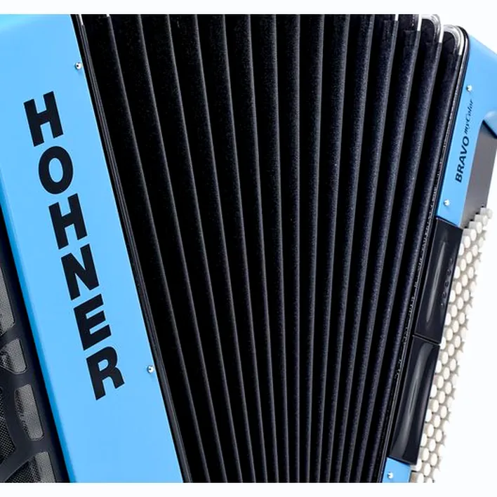 Notre avis complet sur l’accordéon Hohner Bravo III 72 myColor Sky