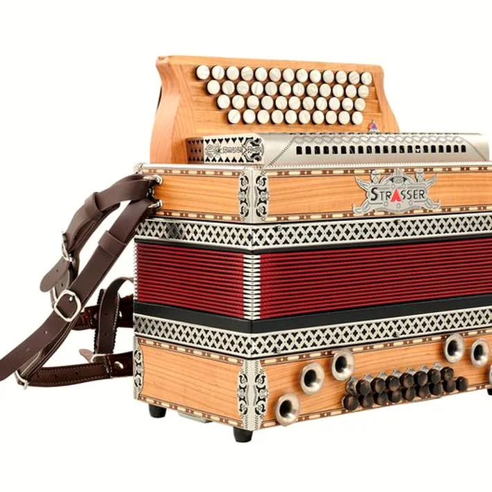 Pourquoi choisir l’accordéon Strasser Professional G/C/F/Bb Cherry ? Test détaillé